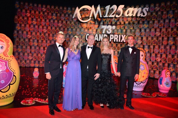 Nico Rosberg et sa femme Vivian, enceinte de leur premier enfant, avec le prince Albert II de Monaco, Beatrice Borromeo et son fiancé Pierre Casiraghi lors du gala de clôture du 73e Grand Prix de Monaco, remporté par le pilote allemand, le 24 mai 2015 au Sporting de Monte-Carlo.