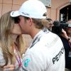 Nico Rosberg félicité par sa femme Vivian après sa victoire dans le Grand Prix de F1 de Monaco le 24 mai 2015