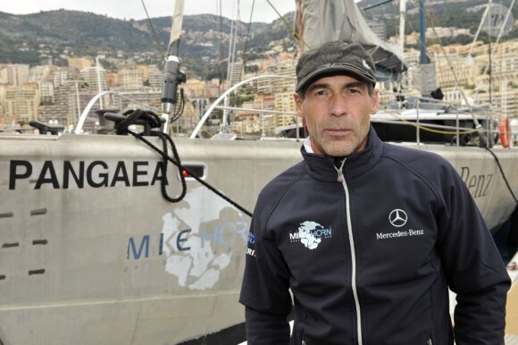 L'aventurier Mike Horn à Monaco devant son voilier le Pangaea, le 13 décembre 2012.