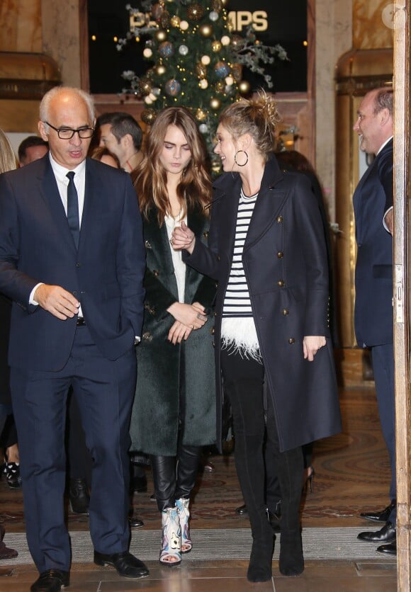Cara Delevingne et Kate Moss lors de l'inauguration des vitrines de Noël du magasin Printemps Haussmann à Paris, le 6 novembre 2014.