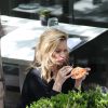 Exclusif - Kate Moss et Cara Delevingne font une pause entre 2 séances photos à la terrasse d'un restaurant à Toronto.