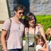 Milla Jovovich enceinte, son mari Paul W. S. Anderson et leur fille Ever Gabo s'amusent à Disneyland à Anaheim en Californie le 23 octobre 2014.  