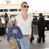 Milla Jovovich va prendre un avion à l'aéroport de LAX à Los Angeles, le 2 août 2014.  