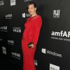 Milla Jovovich (enceinte) (robe Donna Karan) - Soirée amFAR Inspirational gala à Los Angeles le 29 octobre 2014  