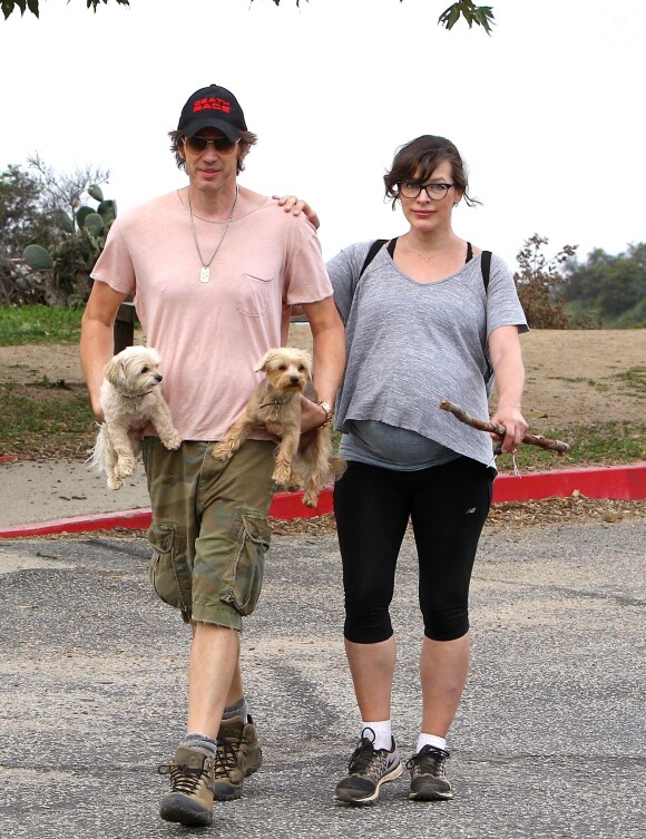 Milla Jovovich très enceinte fait de la randonnée avec son mari Paul W.S Anderson et leurs chiens à Los Angeles, le 18 mars 2015. 