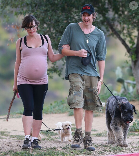 Milla Jovovich, très enceinte, fait de la randonnée avec son mari Paul W.S Anderson et leurs chien à Los Angeles, le 17 mars 2015.  