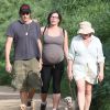 Milla Jovovich très enceinte fait de la randonnée avec son mari Paul W.S Anderson et leurs chiens à Los Angeles, le 16 mars 2015. 