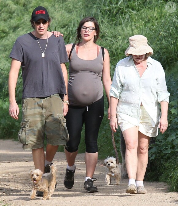 Milla Jovovich très enceinte fait de la randonnée avec son mari Paul W.S Anderson et leurs chiens à Los Angeles, le 16 mars 2015. 