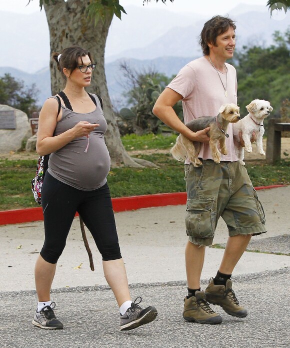 Milla Jovovich très enceinte fait de la randonnée avec son mari Paul W.S. Anderson et leurs chiens à Los Angeles, le 11 mars 2015. 