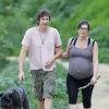 Milla Jovovich très enceinte fait de la randonnée avec son mari Paul W.S. Anderson et leurs chiens à Los Angeles, le 11 mars 2015.  