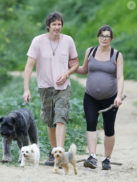 Milla Jovovich très enceinte fait de la randonnée avec son mari Paul W.S. Anderson et leurs chiens à Los Angeles, le 11 mars 2015.  
