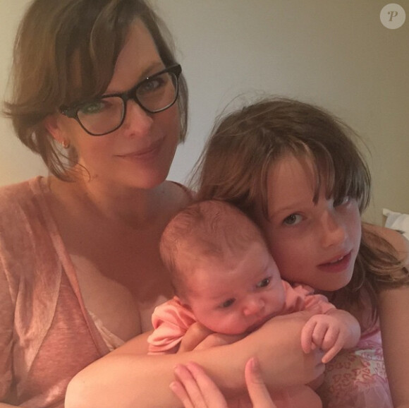 Milla Jovovich a ajouté une photo avec ses filles Dashiel et Ever Gabo, sur Instagram le 25 avril 2015