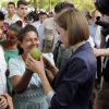 La reine Letizia d'Espagne visite une école à Isla de Mendez au Salvador le 27 mai 2015