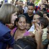 La reine Letizia d'Espagne visite une école à Isla de Mendez au Salvador le 27 mai 2015