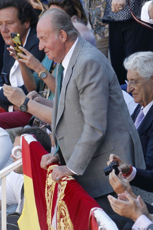 Le roi Juan Carlos d'Espagne assiste à une corrida à Madrid le 27 mai 2015