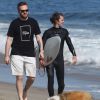 Exclusif - Andrew Garfield est allé faire du surf avec des amis à Malibu. Le 24 mai 2015