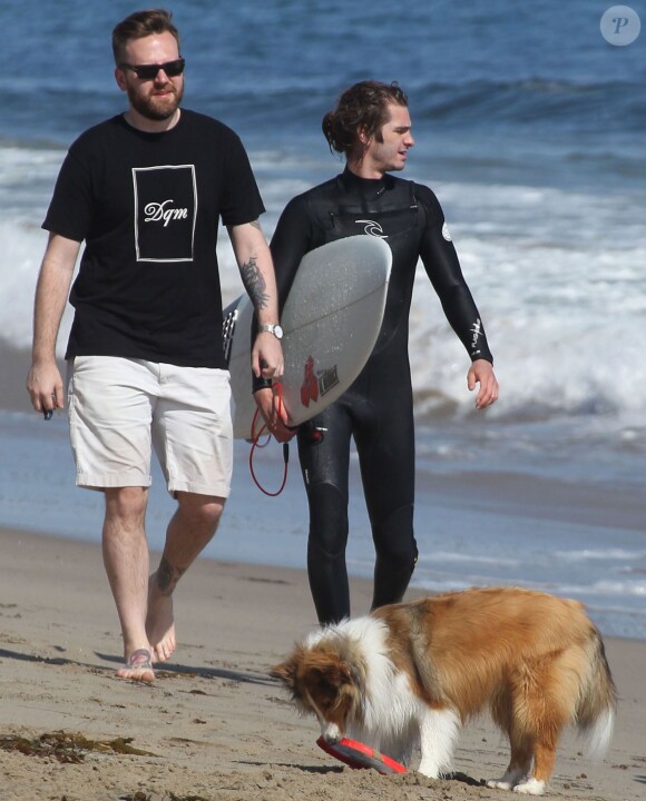 Exclusif - Andrew Garfield est allé faire du surf avec des amis à Malibu. Le 24 mai 2015