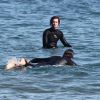 Exclusif - Andrew Garfield est allé faire du surf avec des amis à Malibu. Le 24 mai 2015