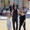 Ben Affleck, sa femme Jennifer Garner et leurs filles Seraphina et Violet vont déguster une glace en famille à Santa Monica, malgré les rumeurs de séparation du couple, le 28 mai 2015