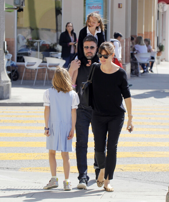 Ben Affleck, sa femme Jennifer Garner et leurs filles Seraphina et Violet vont déguster une glace en famille à Santa Monica, malgré les rumeurs de séparation du couple, le 28 mai 2015.  