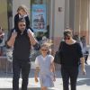 Ben Affleck, sa femme Jennifer Garner et leurs filles Seraphina et Violet vont déguster une glace en famille à Santa Monica, malgré les rumeurs de séparation du couple, le 28 mai 2015.