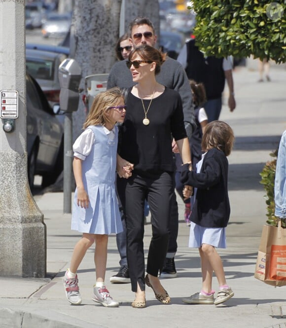 Ben Affleck, Jennifer Garner et leurs filles Seraphina et Violet vont déguster une glace en famille à Santa Monica, malgré les rumeurs de séparation du couple, le 28 mai 2015. 