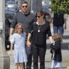 Ben Affleck, sa femme Jennifer Garner et leurs filles Seraphina et Violet vont déguster une glace en famille à Santa Monica, malgré les rumeurs de séparation du couple, le 28 mai 2015.