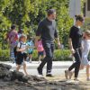 Ben Affleck, sa femme Jennifer Garner et leurs filles Seraphina et Violet vont déguster une glace en famille à Santa Monica, malgré les rumeurs de séparation du couple, le 28 mai 2015. 
