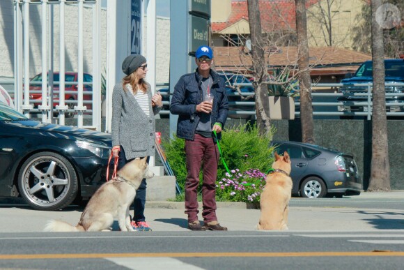 Chad Michael Murray et Sarah Roemer (enceinte) font une balade avec leurs chiens dans le quartier de Studio City, à Los Angeles le 3 mars 2015. Le couple attendrait un petit garçon.