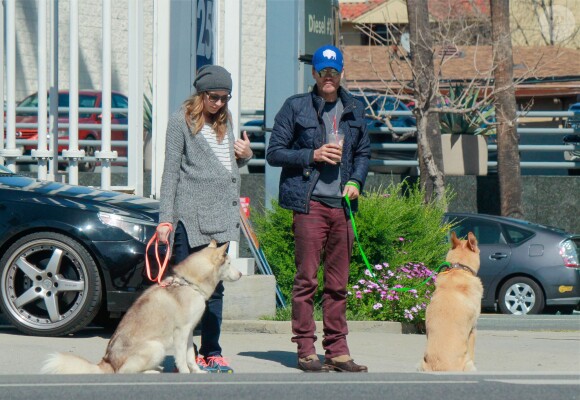 Chad Michael Murray et Sarah Roemer (enceinte) font une balade avec leurs chiens dans le quartier de Studio City, à Los Angeles le 3 mars 2015. Le couple attendrait un petit garçon.