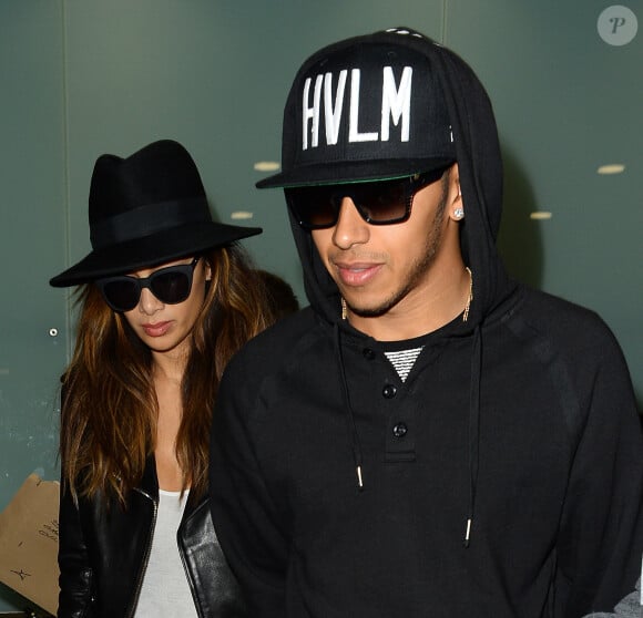 Nicole Scherzinger et son compagnon Lewis Hamilton arrivent à Londres, le 24 novembre 2014.  