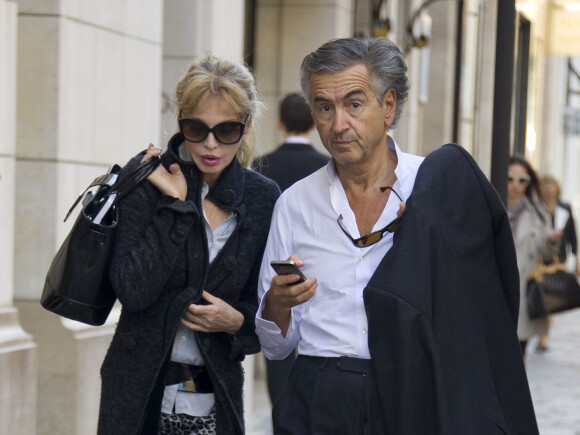Exclusif - Arielle Dombasle et Bernard-Henri Lévy se promènent dans les rues de Paris. Le 18 octobre 2014.