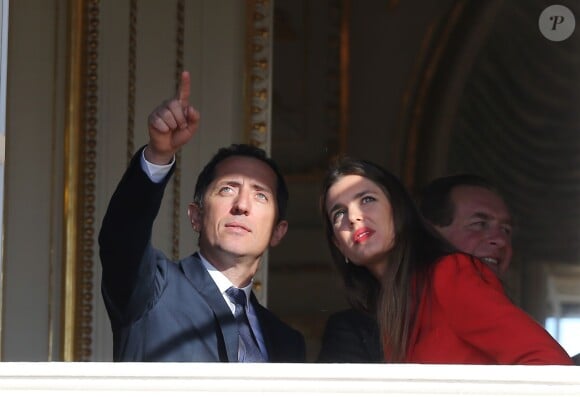 Gad Elmaleh et Charlotte Casiraghi se joignaient au prince Albert II de Monaco, à la princesse Charlene et à la famille princière le 7 janvier 2015 lors de la présentation officielle des jumeaux le prince héréditaire Jacques et la princesse Gabriella.