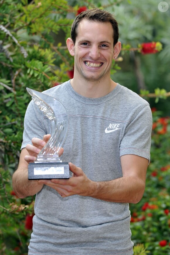 Renaud Lavillenie avec son prix "Athlètes de l'année" IAAF à Monaco le 21 novembre 2014.