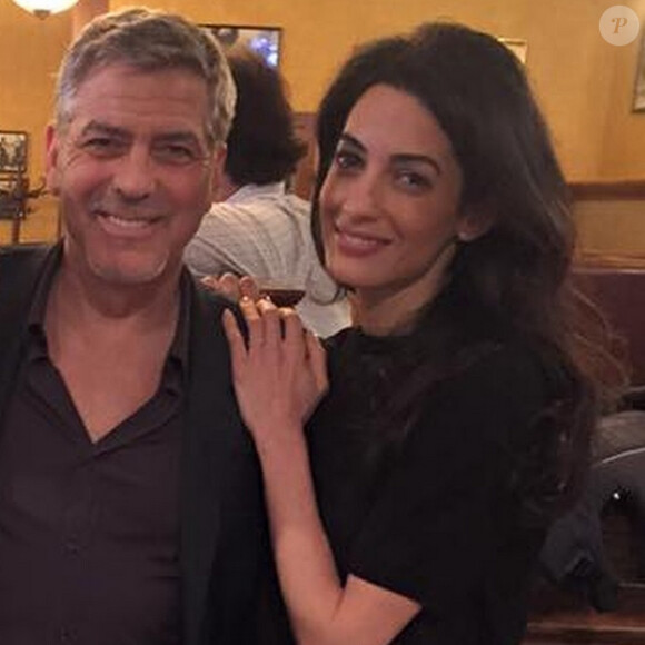 Le 4 juin 2015, Amal et George Clooney se sont rendus à Augusta dans le Kentucky, région d'enfance de l'acteur. Une locale a posté des photos de leur venue dans un restaurant.