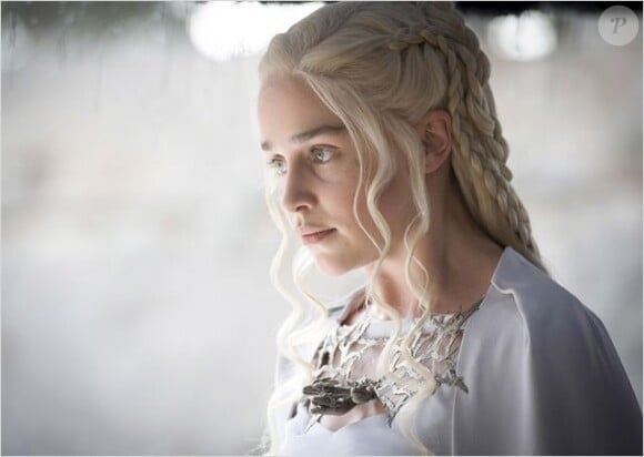 Emilia Clarke (Daenerys Targaryen) dans la série Game of Thrones.