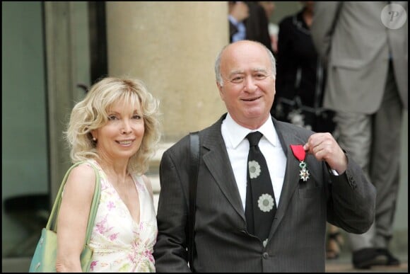 Georges Wolinski et sa femme. Cérémonie de remise de décorations à l'Elysée en 2005. 