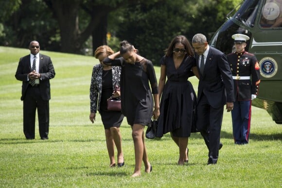 Marian Robinson, Sasha Obama, Michelle Obama et son mari Barack Obama à la sortie d'un Marine One marchent jusqu'à la Maison Blanche, le 6 juin 2015. Le président Obama s'est rendu à ilmington dans le Delaware samedi matin pour faire l'éloge funèbre de Beau Biden.