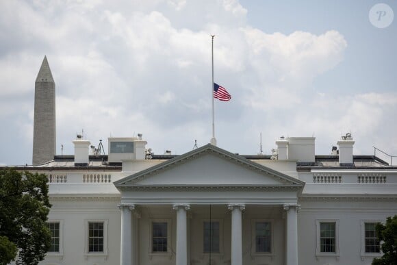 Le drapeau américain est en berne pour rendre homme à Beau Biden, le 6 juin 2015 à Washington.