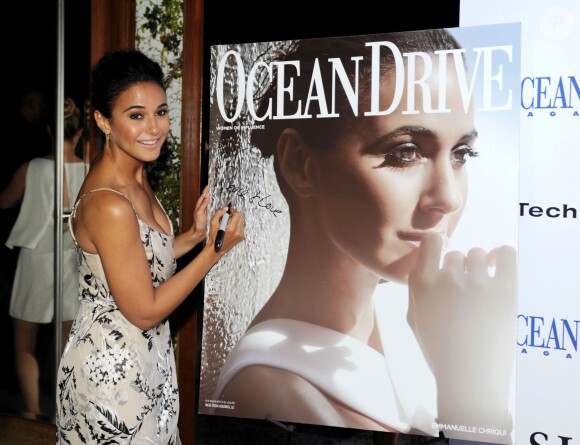 Emmanuelle Chriqui signe sa couverture lors de la présentation du nouveau numéro d'Ocean Drive Magazine May/June à Miami, le 6 juin 2015.