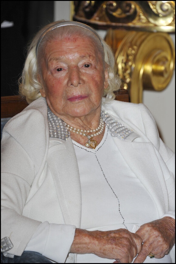 Marie-Louise Carven à Paris le 16 novembre 2010 pour la remise de sa Légion d'honneur. 