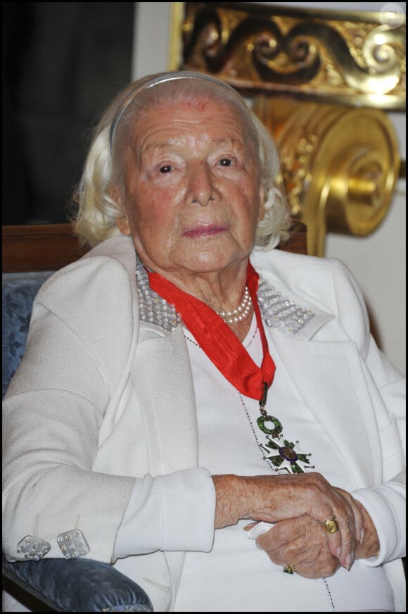 Marie-Louise Carven à Paris le 16 novembre 2010 pour la remise de la Légion d'honneur. 