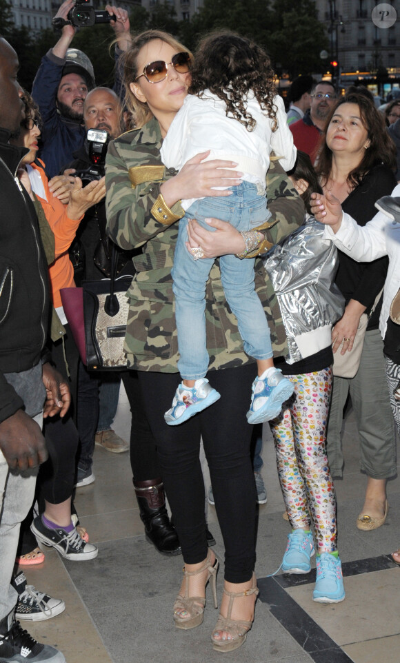 Mariah Carey à la tour Eiffel avec ses enfants Monroe et Moroccan à Paris, le 8 juin 2015.  
