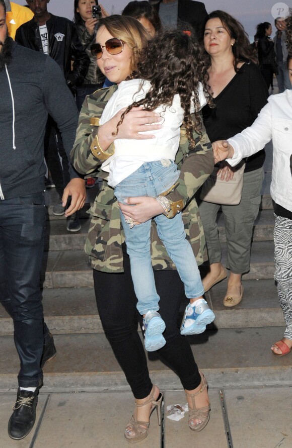 Mariah Carey à la tour Eiffel avec ses enfants Monroe et Moroccan à Paris, le 8 juin 2015.  