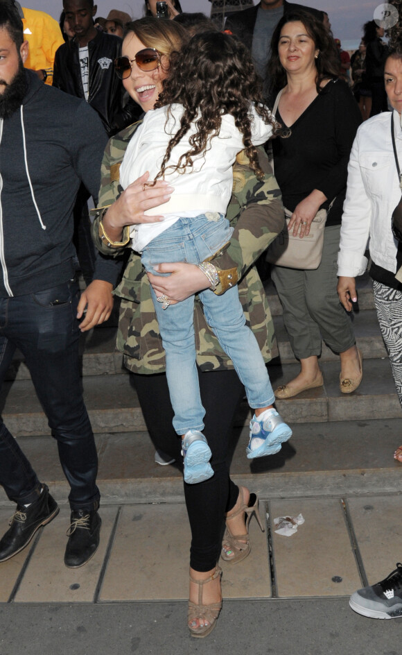 Mariah Carey à la tour Eiffel avec ses enfants Monroe et Moroccan à Paris, le 8 juin 2015. 