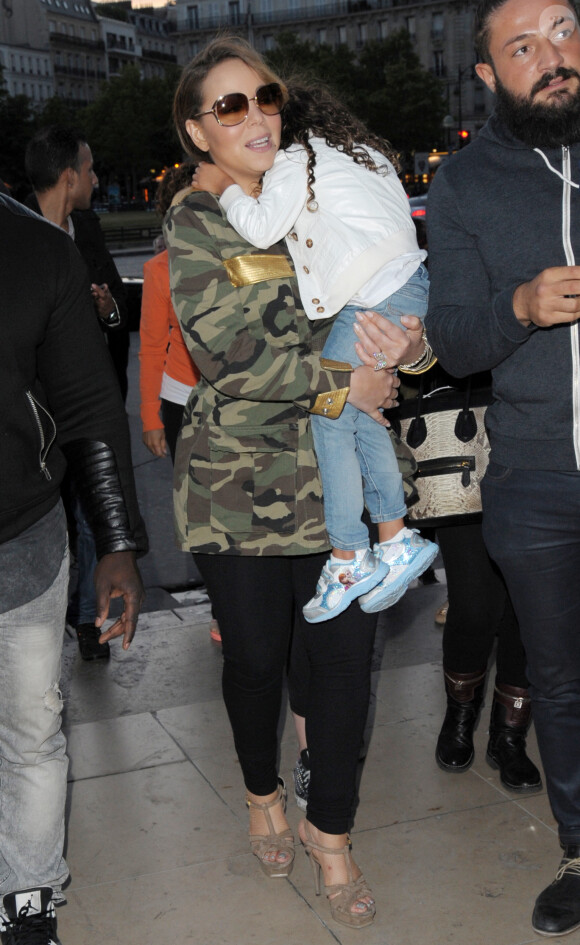 Mariah Carey à la tour Eiffel avec ses enfants Monroe et Moroccan à Paris, le 8 juin 2015. 