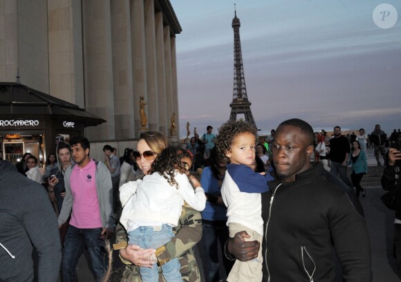 Mariah Carey à la tour Eiffel avec ses enfants Monroe et Moroccan à Paris, le 8 juin 2015. 