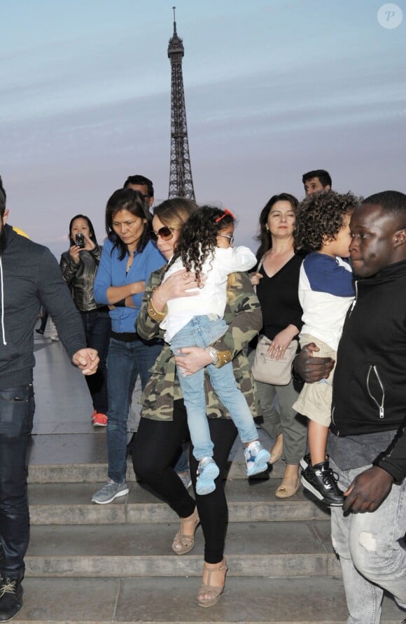 Mariah Carey à la tour Eiffel avec ses enfants Monroe et Moroccan à Paris, le 8 juin 2015. P