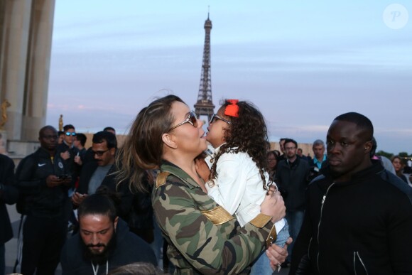 Mariah Carey à la tour Eiffel avec ses enfants Monroe et Moroccan à Paris, le 8 juin 2015. 