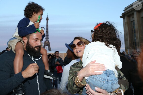 Mariah Carey à la tour Eiffel avec ses enfants Monroe et Moroccan à Paris, le 8 juin 2015. 